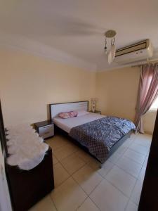 um quarto com uma cama num quarto em شقه داخل كمبوند بالجيزة no Cairo