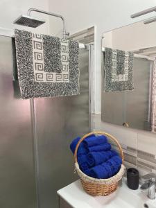 a bathroom with a basket on a counter and a mirror at B&B Thérèse 13 in Ginosa Marina