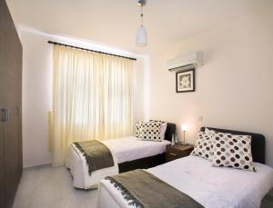 Postel nebo postele na pokoji v ubytování Chloraka Terrace Apartments + 21 fotografií