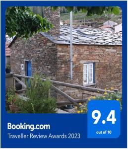 阿加尼爾的住宿－Casa do Loureiro，一座石屋,上面标有旅行评审奖