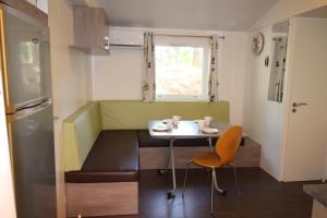 Kuchyň nebo kuchyňský kout v ubytování Harbers zonvakanties chalets met airco camping Leï Suves Roquebrune sur Argens