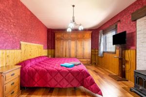 Televízia a/alebo spoločenská miestnosť v ubytovaní Casa rural Paradise Holidays