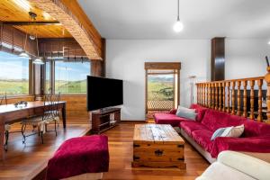 Televízia a/alebo spoločenská miestnosť v ubytovaní Casa rural Paradise Holidays