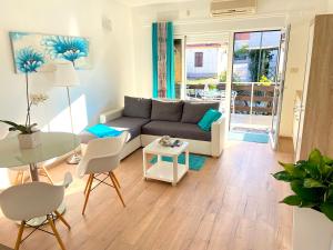 salon z kanapą i stołem w obiekcie Apartments Suzy Zadar w mieście Zadar