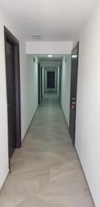 einen leeren Flur mit einem langen Korridor mit zwei Türen in der Unterkunft Fattoria Moresco in Peschici