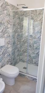 La salle de bains est pourvue d'une douche, de toilettes et d'un lavabo. dans l'établissement Fattoria Moresco, à Peschici