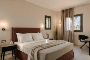 um quarto com uma cama grande e uma secretária em Rosairbe Villa Kefalonia em Cefalônia