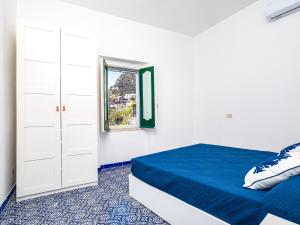 1 dormitorio con cama y ventana en Positano Dream Home, en Positano