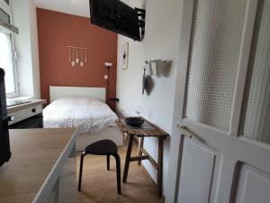 Televízia a/alebo spoločenská miestnosť v ubytovaní Résidence Jehan Froissart