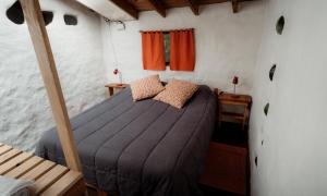 1 dormitorio con 1 cama en una habitación pequeña en Casa en Bariloche en San Carlos de Bariloche