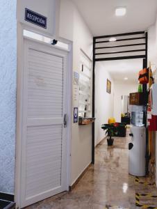 - une porte de garage blanche dans une chambre dans l'établissement Hospedaje Rey De Los Vientos, à Yotoco