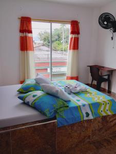 - un lit dans une chambre avec fenêtre dans l'établissement Hospedaje Rey De Los Vientos, à Yotoco