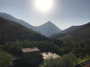 una vista de un valle con una montaña en el fondo en Into the Wild HOSTEL en Tacheddirt
