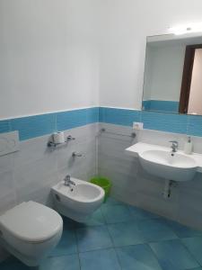 y baño con aseo, lavabo y espejo. en Hotel Mareluna Ischia, en Isquia