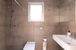 バルセロナにあるオンディーナ スイーツ サグラダ ファミリアのバスルーム(トイレ、洗面台付)、窓が備わります。