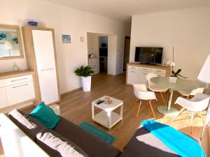 salon z kanapą i stołem w obiekcie Apartments Suzy Zadar w mieście Zadar
