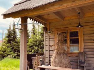 une cabane en bois avec une statue en face d'une fenêtre dans l'établissement Wonderful, atmospheric holiday home in the countryside, Be czna, 