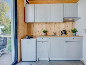 una cucina con mobili bianchi e un piano di lavoro di Cottage in Pustkowo near Sandy Beach a Pustkowo Altre 17 foto