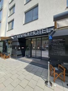 een gebouw met een bord voor een Waldorf hotel bij Jezza Apart Suite in München