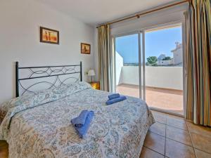 um quarto com uma cama com duas toalhas azuis em Holiday Home Res- Puerta de Calpe-3 by Interhome em Calpe
