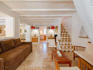 サント・マキシムにあるHoliday Home Villa Cyrnos by Interhomeのリビングルーム(ソファ、階段付)