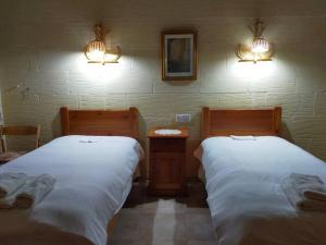 Katil atau katil-katil dalam bilik di Gozo Rustic Farmhouse with stunning views and swimming pool