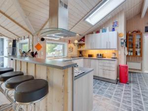 Kuchyň nebo kuchyňský kout v ubytování Holiday Home Zelda - 300m from the sea in Lolland- Falster and Mon by Interhome