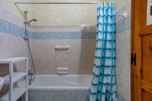 Bilik mandi di Gozo Rustic Farmhouse with stunning views and swimming pool