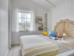 Postel nebo postele na pokoji v ubytování Holiday Home Fido - 300m from the sea in NE Jutland by Interhome