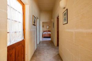 Katil atau katil-katil dalam bilik di Gozo Rustic Farmhouse with stunning views and swimming pool