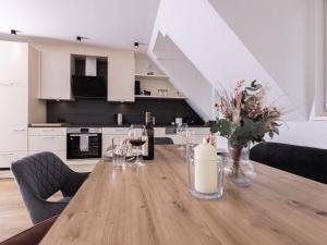 una mesa de comedor con botellas de vino y copas en Apartment Grillenburg by Interhome, en Fügen