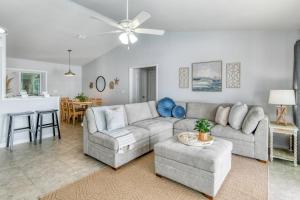uma sala de estar com um sofá e uma mesa em Aqua Paradisaea em Saint Augustine