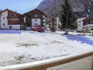 Vista generica sulle montagne o vista sulle montagne dall'interno dell'appartamento