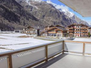 Vista generica sulle montagne o vista sulle montagne dall'interno dell'appartamento