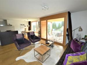 sala de estar con 2 sillas y mesa en Apartment Uehlinger Züger by Interhome en Valbella