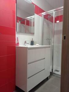 un bagno con un lavandino bianco e una doccia di Agradable casa antigua reformada con patio a Espejón