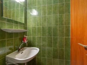 Bilik mandi di Apartment Alga Lakeview by Interhome