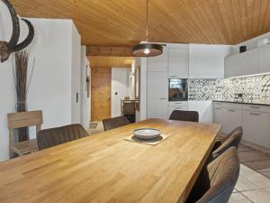 Köök või kööginurk majutusasutuses Apartment Schweizerhof 501 Mü by Interhome