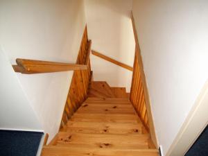 una escalera con suelo de madera y paredes blancas en Holiday Home Holiday Hill by Interhome, en Černý Důl