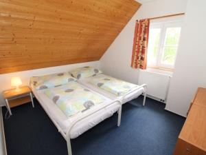 ein kleines Schlafzimmer mit einem Bett und einem Fenster in der Unterkunft Holiday Home Holiday Hill by Interhome in Černý Důl