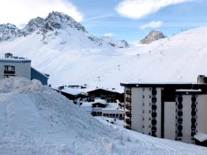 a snow covered mountain with a building and a ski slope at Appartement Tignes, 2 pièces, 6 personnes - FR-1-502-290 in Tignes