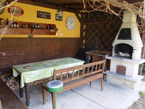 - une cuisine extérieure avec une table et un four dans l'établissement Holiday Home Tatobity by Interhome, à Tatobity