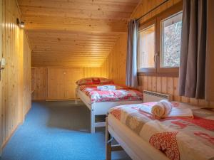 Voodi või voodid majutusasutuse Chalet Coprin by Interhome toas