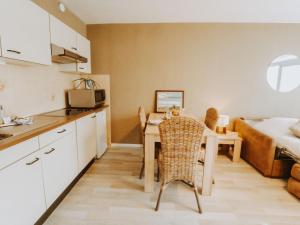 una cucina e una sala da pranzo con tavolo e sedie di Studio Zeeduin by Interhome a Bredene