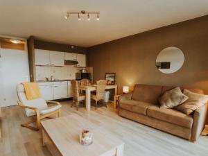 un soggiorno con un divano e un tavolo di Studio Zeeduin by Interhome a Bredene