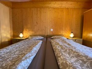 Ένα ή περισσότερα κρεβάτια σε δωμάτιο στο Apartment Della Posta Cervo Giardino by Interhome