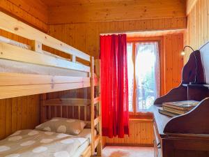 Ένα ή περισσότερα κρεβάτια σε δωμάτιο στο Apartment Della Posta Cervo Giardino by Interhome