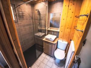 Zdjęcie z galerii obiektu Appartement rénové dans chalet savoyard - proche des pistes, balcon, animaux admis - FR-1-502-355 w mieście Tignes +8 zdjęć