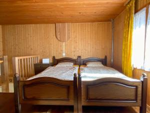 Schlafzimmer mit einem Bett mit Holzdecke in der Unterkunft Apartment Casa della Posta-1 by Interhome in Rossa