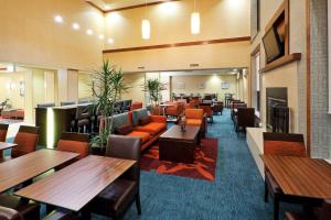 een restaurant met tafels en banken en tafels en stoelen bij Residence Inn by Marriott Chicago Oak Brook in Oak Brook